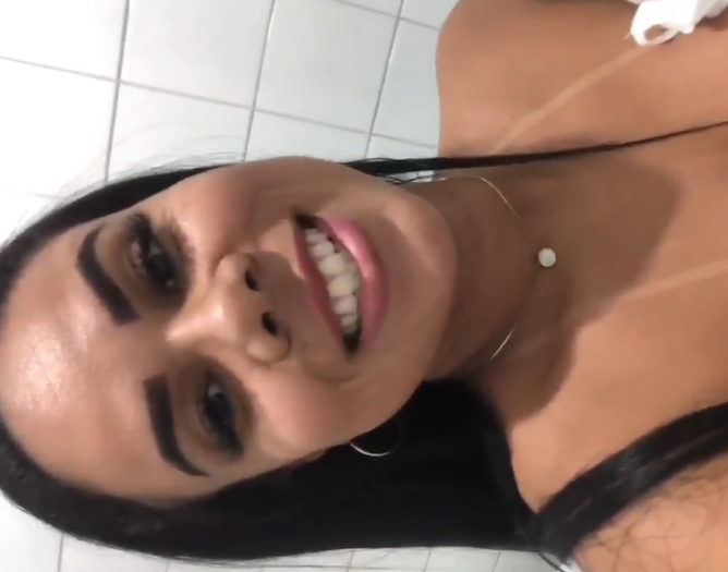 Morena novinha saiu pelada na rua