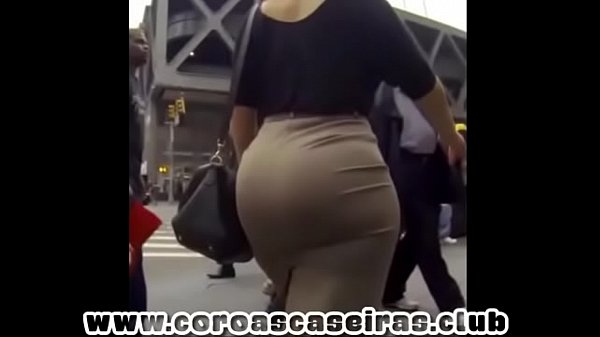 Coroa rabuda com tatuagem na bunda