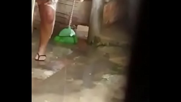 Crime Molestar Alguém Espiando Mulher Nua Tomando Banho