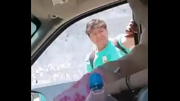 Novinha chupa na rua