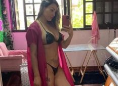 Andressa Urach, famosa, aparecendo sem roupa exibindo sua bucetinha toda animada