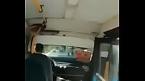 Homen chupando a buseta e o peito