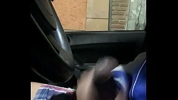 Mostrando seios no carro