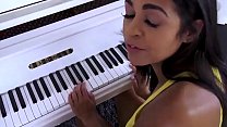 Com a minha prima e escutando música