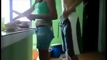 Marido mandando a esposa tirar a roupa pro amigo dele