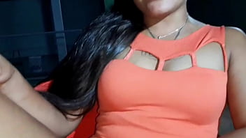 Mulher tira a roupa na frente de outra mulher e elas teansam