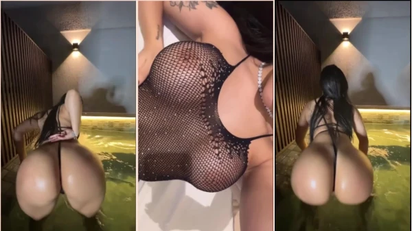 Tati Maya rebolando com a calcinha enterrada no bundão no Onlyfans