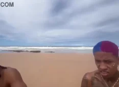 Aquele casal fazendo um swap bem legal na praia durante o feriado