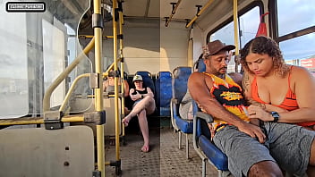 Homem passando mão bunda mulher ônibus ônibus