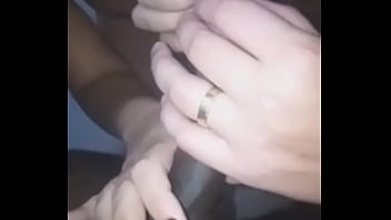 Vídeo caseiro real de esposa dando pra outro e marido filmando