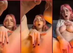 Alice Moon se masturba deliciosamente com os dedos dentro da própria buceta