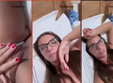 Carol Opaleira está sem roupa na cama exibindo sua buceta sem pelos