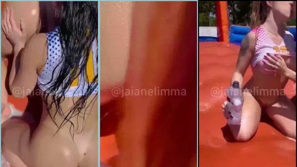 Jaiane Limma se divertindo com as amigas em uma rodada de futebol de sabão