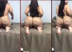 Joelinesousa997 está dançando e mostrando todo seu rebolado com uma bunda enorme