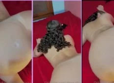 Mulher do sul deitada de quatro sendo penetrada por um brinquedo rosa e fazendo barulhinhos excitantes