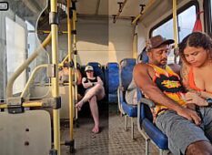 Mulher secando o homem no ônibus