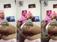 Babythay19 usando um vibrador poderoso em sua bucetinha cor-de-rosa