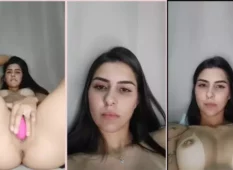 Garota bonita fazendo uma live se masturbando em sua xoxotinha lisinha