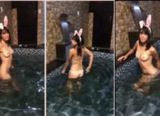 Vídeo da Boonny sem roupa na piscina exibindo sua forma física