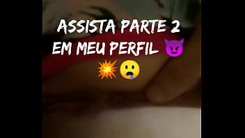 Gosando em cima da buceta porno