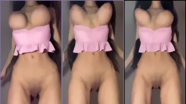 Mulher magrinha com seios enormes apareceu sem roupa na internet