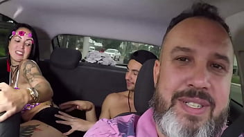 Sentando no carro em movimento